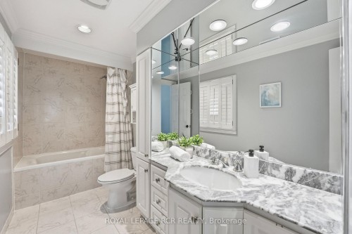2 Meyer Circle, Markham, ON - Indoor Photo Showing Bathroom