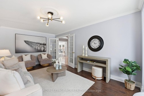 2 Meyer Circle, Markham, ON - Indoor Photo Showing Living Room