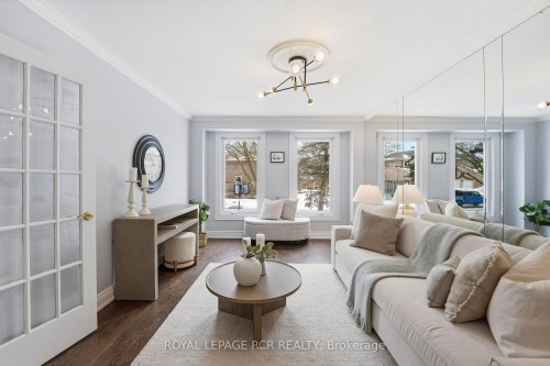 2 Meyer Circle, Markham, ON - Indoor Photo Showing Living Room