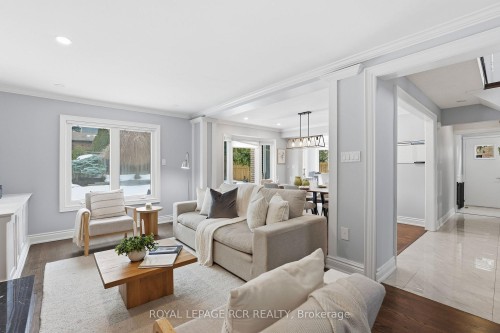 2 Meyer Circle, Markham, ON - Indoor Photo Showing Living Room