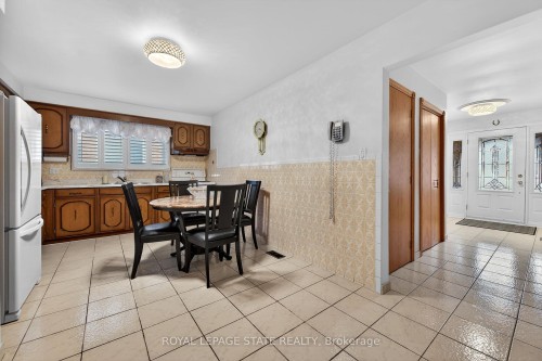 15 Fairington Crescent, Hamilton, ON - Indoor Photo Showing Dining Room