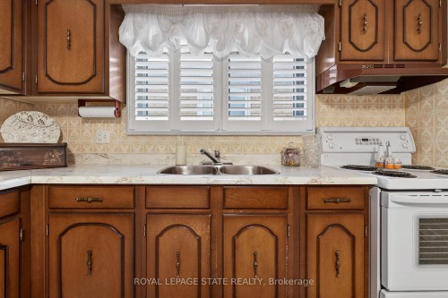 15 Fairington Crescent, Hamilton, ON - Indoor Photo Showing Kitchen With Double Sink