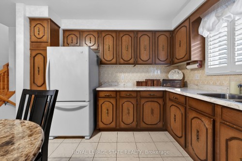 15 Fairington Crescent, Hamilton, ON - Indoor Photo Showing Kitchen