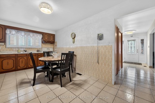 15 Fairington Crescent, Hamilton, ON - Indoor Photo Showing Dining Room