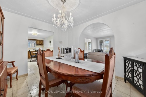 15 Fairington Crescent, Hamilton, ON - Indoor Photo Showing Dining Room