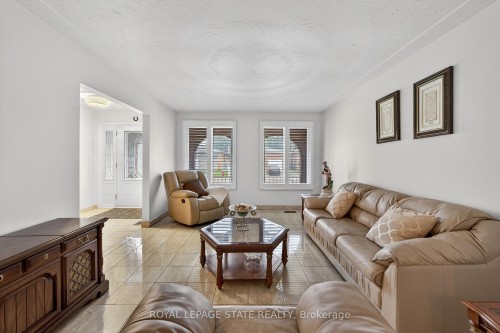 15 Fairington Crescent, Hamilton, ON - Indoor Photo Showing Living Room
