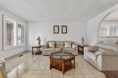 15 Fairington Crescent, Hamilton, ON - Indoor Photo Showing Living Room
