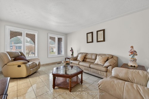 15 Fairington Crescent, Hamilton, ON - Indoor Photo Showing Living Room