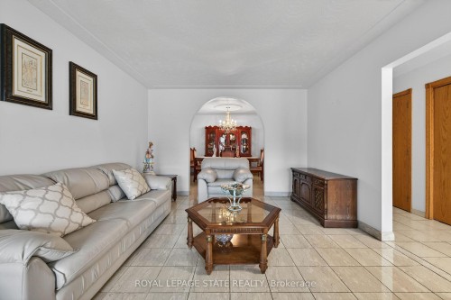 15 Fairington Crescent, Hamilton, ON - Indoor Photo Showing Living Room