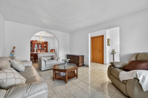15 Fairington Crescent, Hamilton, ON - Indoor Photo Showing Living Room