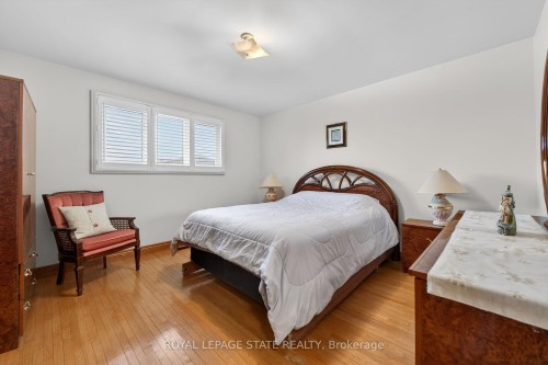 15 Fairington Crescent, Hamilton, ON - Indoor Photo Showing Bedroom