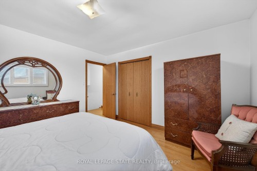 15 Fairington Crescent, Hamilton, ON - Indoor Photo Showing Bedroom