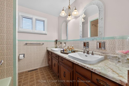 15 Fairington Crescent, Hamilton, ON - Indoor Photo Showing Bathroom