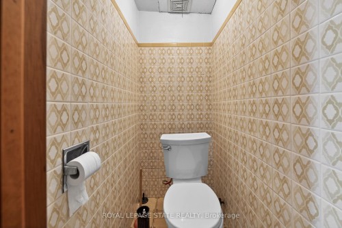 15 Fairington Crescent, Hamilton, ON - Indoor Photo Showing Bathroom