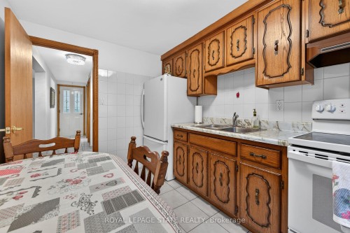 15 Fairington Crescent, Hamilton, ON - Indoor Photo Showing Kitchen With Double Sink