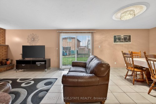 15 Fairington Crescent, Hamilton, ON - Indoor Photo Showing Living Room