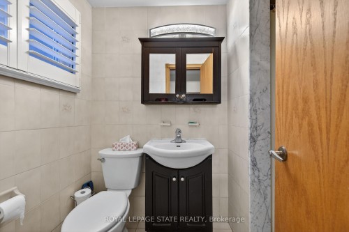 15 Fairington Crescent, Hamilton, ON - Indoor Photo Showing Bathroom