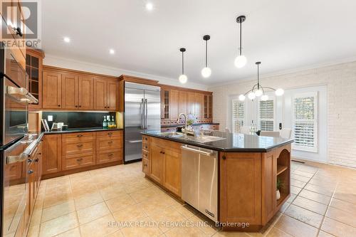 546 Conservation Drive, Brampton, ON - Indoor Photo Showing Kitchen