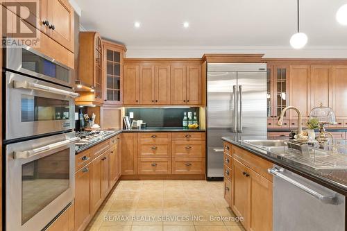546 Conservation Drive, Brampton, ON - Indoor Photo Showing Kitchen With Double Sink With Upgraded Kitchen
