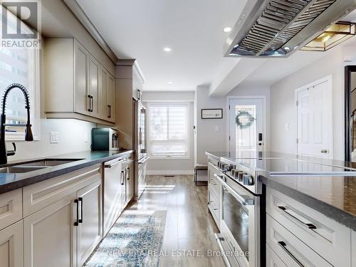 7189 Joliette Crescent, Mississauga, ON - Indoor Photo Showing Kitchen With Upgraded Kitchen