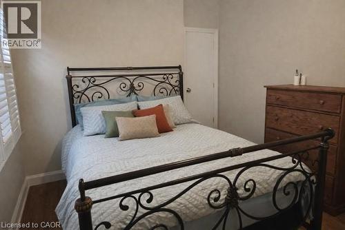 Bedroom featuring wood finished floors and baseboards - 226 Auburn Avenue, Hamilton, ON - Indoor Photo Showing Bedroom