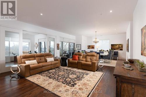Light filled + open space - 401 - 77 Yates Street, St. Catharines (Downtown), ON - Indoor Photo Showing Living Room