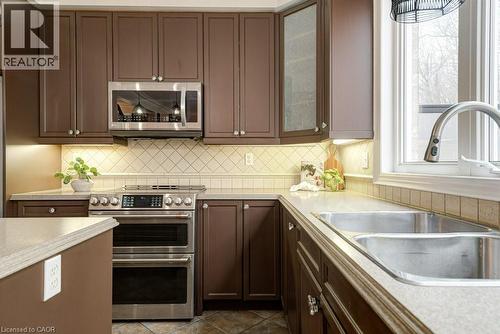 111 Glazebrook Crescent, Cambridge, ON - Indoor Photo Showing Kitchen With Double Sink With Upgraded Kitchen