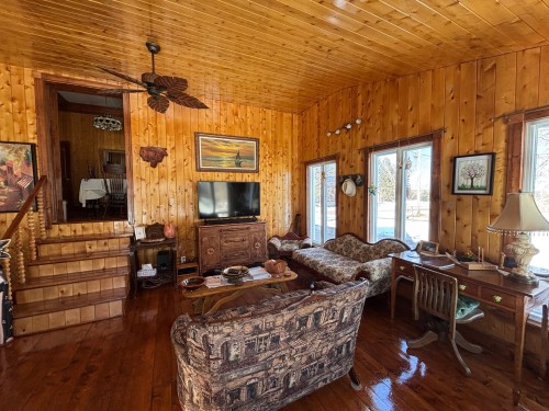 Salon - 351 Ch. Taché E., Saint-Marcel, QC - Indoor