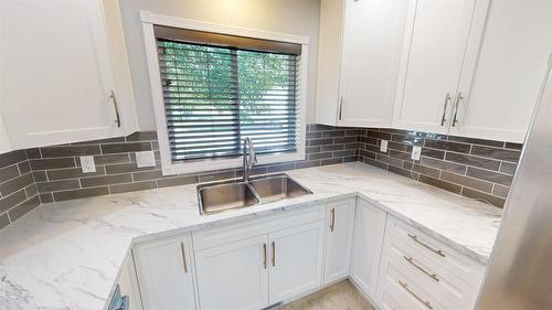26-2375 1St Street, Cranbrook, BC - Indoor Photo Showing Kitchen With Double Sink