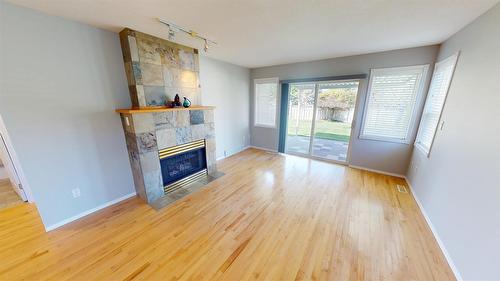 26-2375 1St Street, Cranbrook, BC - Indoor Photo Showing Living Room With Fireplace