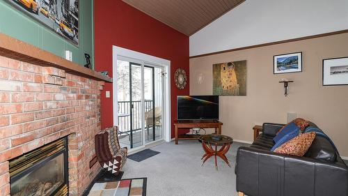 829-880 Northstar Drive, Kimberley, BC - Indoor Photo Showing Living Room With Fireplace