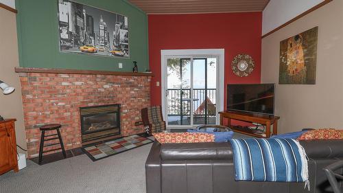 829-880 Northstar Drive, Kimberley, BC - Indoor Photo Showing Living Room With Fireplace
