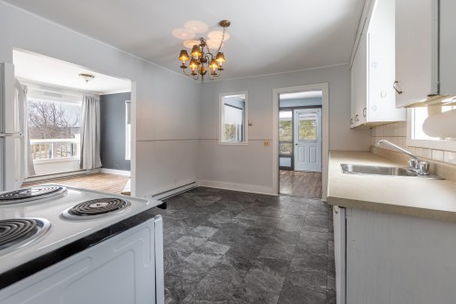 Kitchen - 65 Ch. Moffat, Lac-Brome, QC - Indoor Photo Showing Kitchen With Double Sink