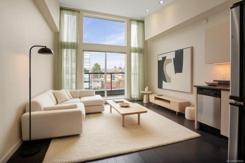 402-1121 Fort St  Victoria, BC V8V 3K9