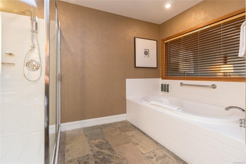 210 A-1376 Lynburne Pl, Langford, BC - Indoor Photo Showing Bathroom