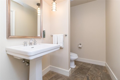 210 A-1376 Lynburne Pl, Langford, BC - Indoor Photo Showing Bathroom