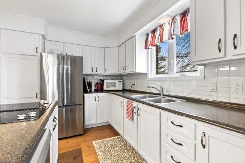 Cuisine - 225 Rue Ste-Catherine, Saint-Polycarpe, QC - Indoor Photo Showing Kitchen With Double Sink