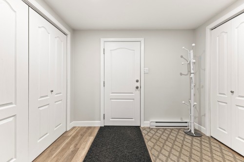 Hall d'entrée/Vestibule - 225 Rue Ste-Catherine, Saint-Polycarpe, QC - Indoor Photo Showing Other Room