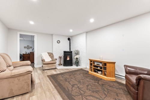 Salle familiale - 225 Rue Ste-Catherine, Saint-Polycarpe, QC - Indoor Photo Showing Other Room