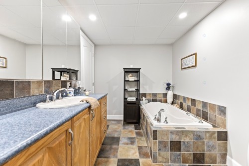Salle de bains - 225 Rue Ste-Catherine, Saint-Polycarpe, QC - Indoor Photo Showing Bathroom