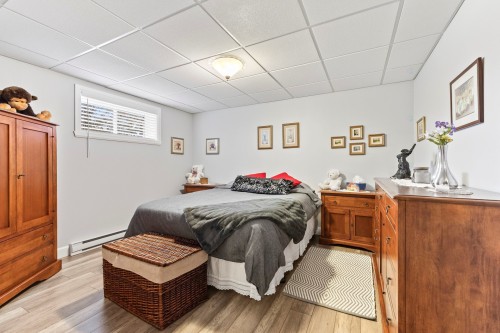 Chambre à coucher - 225 Rue Ste-Catherine, Saint-Polycarpe, QC - Indoor Photo Showing Bedroom