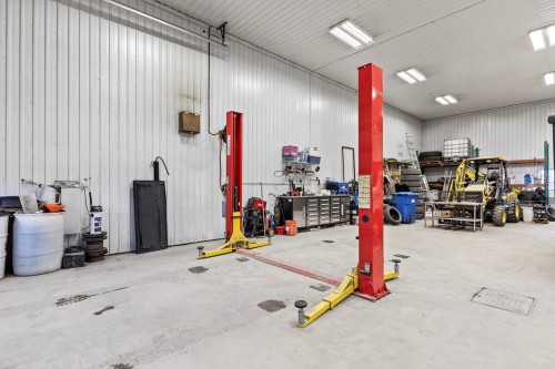 Garage - 225 Rue Ste-Catherine, Saint-Polycarpe, QC - Indoor Photo Showing Garage