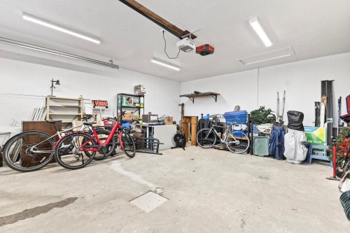 Garage - 225 Rue Ste-Catherine, Saint-Polycarpe, QC - Indoor Photo Showing Garage