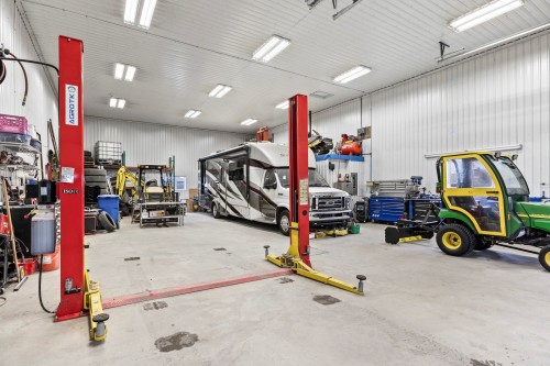 Garage - 225 Rue Ste-Catherine, Saint-Polycarpe, QC - Indoor Photo Showing Garage