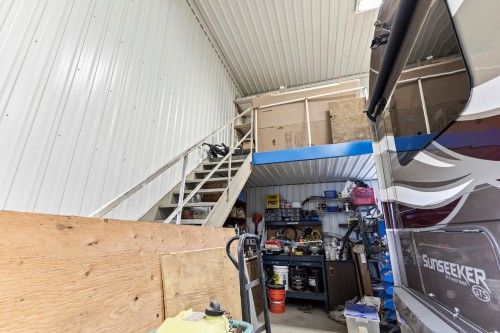 Garage - 225 Rue Ste-Catherine, Saint-Polycarpe, QC - Indoor Photo Showing Other Room