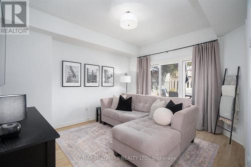 53 Wood Street E, Hamilton, ON - Indoor Photo Showing Living Room