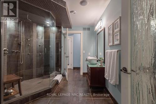 164A Lakeshore Road, St. Catharines, ON - Indoor Photo Showing Bathroom