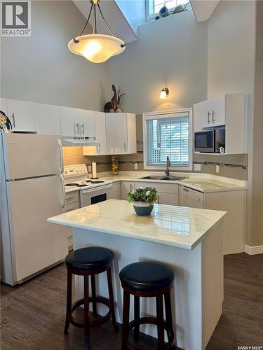 66 Eagle View Way, Elk Ridge, SK - Indoor Photo Showing Kitchen
