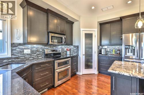 200 Clubhouse Boulevard E, Warman, SK - Indoor Photo Showing Kitchen With Double Sink With Upgraded Kitchen