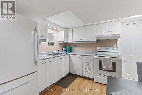 57 Meredith Drive, St. Catharines (Carlton/Bunting), ON - Indoor Photo Showing Kitchen With Double Sink